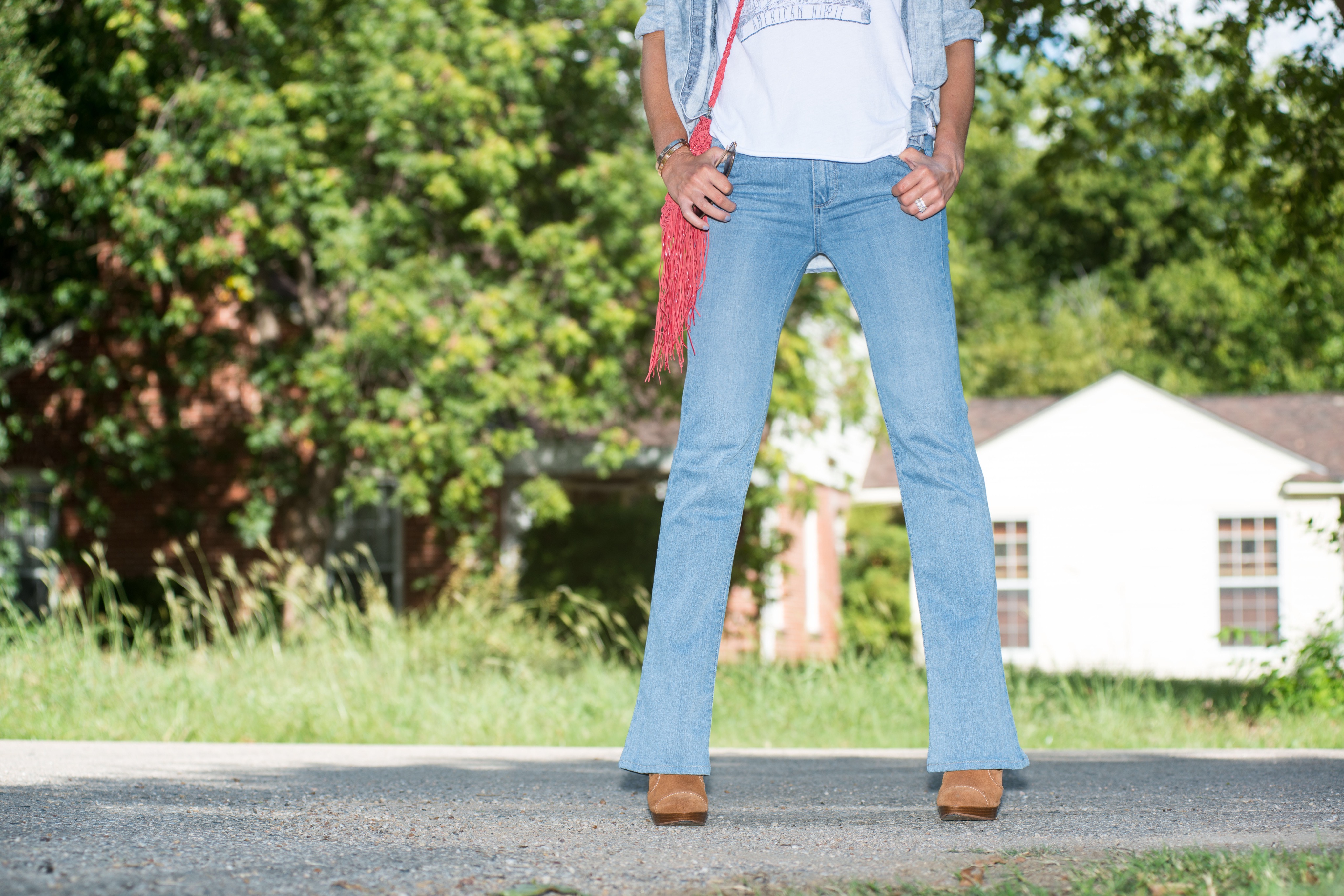 the best denim jeans for fall look great with a pink purse